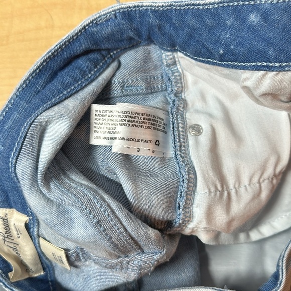 NWOT UNIVERSAL THREAD Womens size 4 High Rise Denim Jean Shorts Blue 4" Ins - Picture 4 of 4